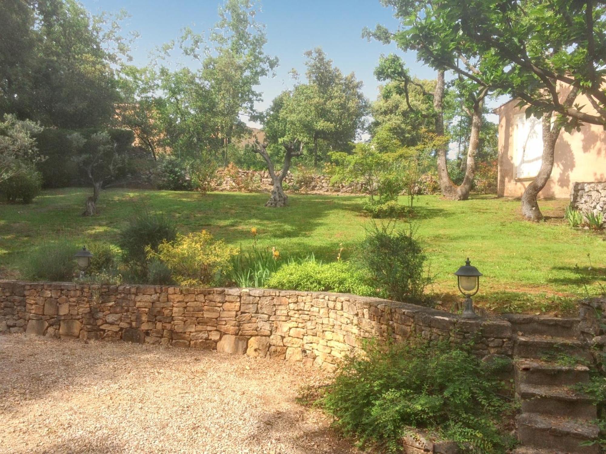 Villa Spacieuse Avec Piscine A Saint Maximin Exterior photo